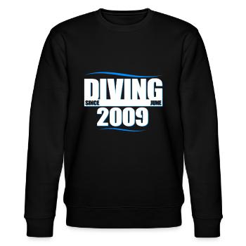 Taucher Geburtstag - Diving since Juni 2009 - Stanley/Stella Unisex Bio-Sweatshirt CHANGER  - Schwarz - Vorne - Nik (191cm) & Marisol (170cm)