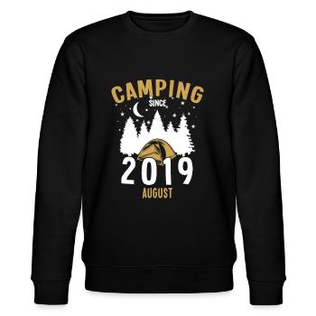 Geburtstag: Camping seit August 2019 Zelten - Stanley/Stella Unisex Bio-Sweatshirt CHANGER  - Schwarz - Vorne - Nik (191cm) & Marisol (170cm)