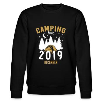 Geburtstag: Camping seit Dezember 2019 Zelten - Stanley/Stella Unisex Bio-Sweatshirt CHANGER  - Schwarz - Vorne - Nik (191cm) & Marisol (170cm)