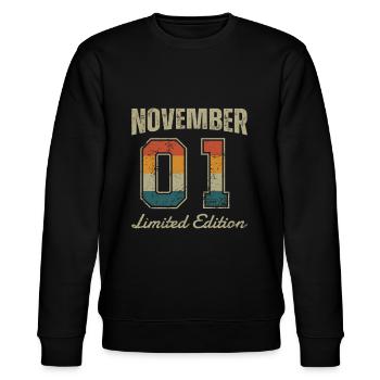 Geburtstag: November 2001 - Limited Edition Retro - Stanley/Stella Unisex Bio-Sweatshirt CHANGER  - Schwarz - Vorne - Nik (191cm) & Marisol (170cm)