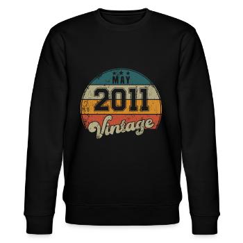 Vintage Geburtstag - Mai 2011 - Geschenkidee - Stanley/Stella Unisex Bio-Sweatshirt CHANGER  - Schwarz - Vorne - Nik (191cm) & Marisol (170cm)