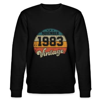 Vintage Geburtstag - November 1983 - Geschenkidee - Stanley/Stella Unisex Bio-Sweatshirt CHANGER  - Schwarz - Vorne - Nik (191cm) & Marisol (170cm)
