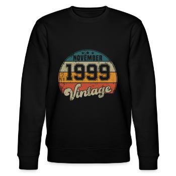Vintage Geburtstag - November 1999 - Geschenkidee - Stanley/Stella Unisex Bio-Sweatshirt CHANGER  - Schwarz - Vorne - Nik (191cm) & Marisol (170cm)