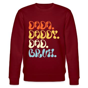 Dada Papa Bruh Vatertagsgeschenk 2023 - Stanley/Stella Unisex Bio-Sweatshirt CHANGER  - Burgunderrot - Vorne - Nik (191cm) & Marisol (170cm)