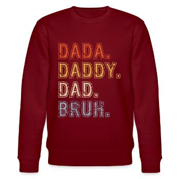 Dada Papa Bruh Vatertagsgeschenk 2023 - Stanley/Stella Unisex Bio-Sweatshirt CHANGER  - Burgunderrot - Vorne - Nik (191cm) & Marisol (170cm)