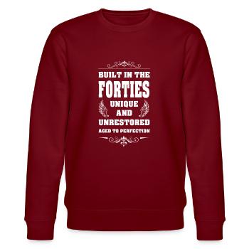 Build in the forties 40er - Geburtstag - Stanley/Stella Unisex Bio-Sweatshirt CHANGER  - Burgunderrot - Vorne - Nik (191cm) & Marisol (170cm)