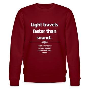 Light travels faster than sound Funny Sarcastic - Stanley/Stella Unisex Bio-Sweatshirt CHANGER  - Burgunderrot - Vorne - Nik (191cm) & Marisol (170cm)