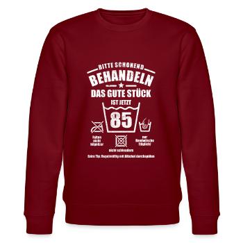 Schonend behandeln - 85. Geburtstag Geschenk - Stanley/Stella Unisex Bio-Sweatshirt CHANGER  - Burgunderrot - Vorne - Nik (191cm) & Marisol (170cm)