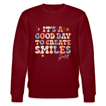 Ein guter Tag Zitat Phrase Motivation Zahnarzt - Stanley/Stella Unisex Bio-Sweatshirt CHANGER  - Burgunderrot - Vorne - Nik (191cm) & Marisol (170cm)