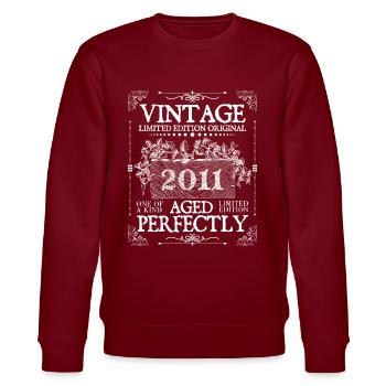 2011 | Vintage Perfectly seit 2011 Geburtstag - Stanley/Stella Unisex Bio-Sweatshirt CHANGER  - Burgunderrot - Vorne - Nik (191cm) & Marisol (170cm)