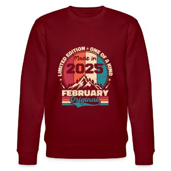 Lebende Legende seit Februar 2025 - Stanley/Stella Unisex Bio-Sweatshirt CHANGER  - Burgunderrot - Vorne - Nik (191cm) & Marisol (170cm)