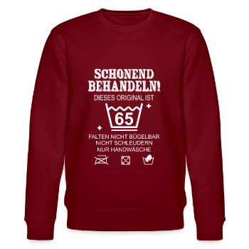 Schonend Behandeln Geschenk zum 65. Geburtstag - Stanley/Stella Unisex Bio-Sweatshirt CHANGER  - Burgunderrot - Vorne - Nik (191cm) & Marisol (170cm)