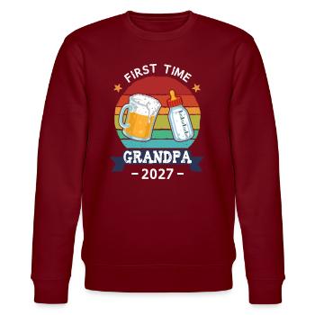 First Time Grandpa 2027 - Stanley/Stella CHANGER Unisex Organic Sweatshirt - burgundy - Front - Nik (191cm) & Marisol (170cm)