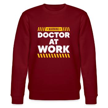 Arzt Krankenhaus Medizin Arzt Gesundheitswesen - Stanley/Stella Unisex Bio-Sweatshirt CHANGER  - Burgunderrot - Vorne - Nik (191cm) & Marisol (170cm)