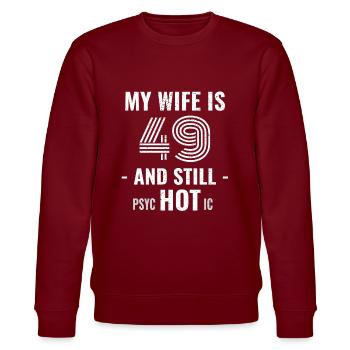 49 Jahre Geburtstag Ehefrau Psychotisch - Stanley/Stella Unisex Bio-Sweatshirt CHANGER  - Burgunderrot - Vorne - Nik (191cm) & Marisol (170cm)