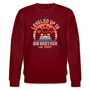 Zum Großen Bruder aufgestiegen 2025 - Stanley/Stella Unisex Bio-Sweatshirt CHANGER  - Burgunderrot - Vorne - Nik (191cm) & Marisol (170cm)