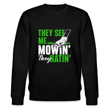 They See Me Mowin They Hatin - Gartenarbeit Rasen Mowe - Stanley/Stella Unisex Bio-Sweatshirt CHANGER  - Schwarz - Vorne - Nik (191cm) & Marisol (170cm)