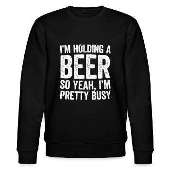 Ich halte ein Bier, also ja, ich bin ziemlich beschäftigt - Stanley/Stella Unisex Bio-Sweatshirt CHANGER  - Schwarz - Vorne - Nik (191cm) & Marisol (170cm)