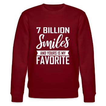 7 Billion Smiles And Yours Is My Favorite Geschenk - Stanley/Stella Unisex Bio-Sweatshirt CHANGER  - Burgunderrot - Vorne - Nik (191cm) & Marisol (170cm)
