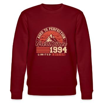1994 Vintage Jahrgang Geburtstag Geschenkidee - Stanley/Stella Unisex Bio-Sweatshirt CHANGER  - Burgunderrot - Vorne - Nik (191cm) & Marisol (170cm)