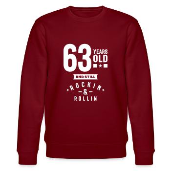 63 Jahre altes Geschenk | 63. Geburtstagsgeschenkideen - Stanley/Stella Unisex Bio-Sweatshirt CHANGER  - Burgunderrot - Vorne - Nik (191cm) & Marisol (170cm)
