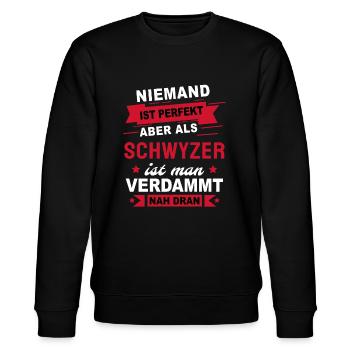 Schwyzer Geschenk Sprüche Shirt - Stanley/Stella Unisex Bio-Sweatshirt CHANGER  - Schwarz - Vorne - Nik (191cm) & Marisol (170cm)