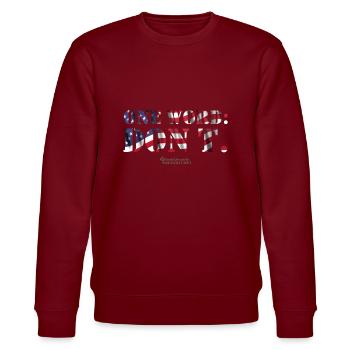 USA One Word Don't - Stanley/Stella Unisex Bio-Sweatshirt CHANGER  - Burgunderrot - Vorne - Nik (191cm) & Marisol (170cm)