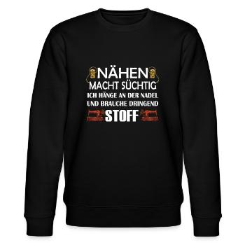 Nähen Macht Süchtig, Ich Hänge An Der Nadel - Stanley/Stella Unisex Bio-Sweatshirt CHANGER  - Schwarz - Vorne - Nik (191cm) & Marisol (170cm)