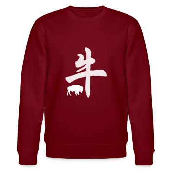 Chinesisches Tierkreiszeichen Ochse - Stanley/Stella Unisex Bio-Sweatshirt CHANGER  - Burgunderrot - Vorne - Nik (191cm) & Marisol (170cm)