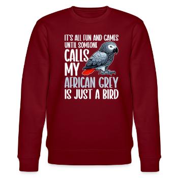African Grey Parrot - Stanley/Stella Unisex Bio-Sweatshirt CHANGER  - Burgunderrot - Vorne - Nik (191cm) & Marisol (170cm)