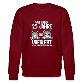25 Jahre Ehe überlebt Silberhochzeit Hochzeitstag - Stanley/Stella Unisex Bio-Sweatshirt CHANGER  - Burgunderrot - Vorne - Nik (191cm) & Marisol (170cm)