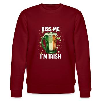 St Patricks Day Kiss Me Im Irish - Stanley/Stella Unisex Bio-Sweatshirt CHANGER  - Burgunderrot - Vorne - Nik (191cm) & Marisol (170cm)