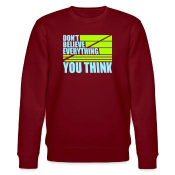 Don't Believe Everything You Think Spruch Weisheit - Stanley/Stella Unisex Bio-Sweatshirt CHANGER  - Burgunderrot - Vorne - Nik (191cm) & Marisol (170cm)
