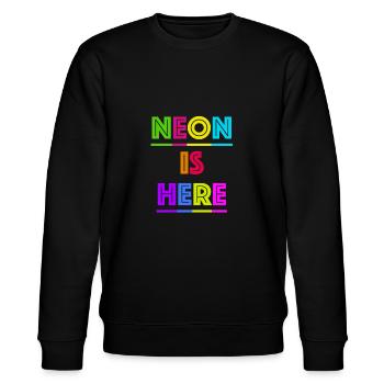 80er Jahre Schriftzug NEON IS HERE - Stanley/Stella Unisex Bio-Sweatshirt CHANGER  - Schwarz - Vorne - Nik (191cm) & Marisol (170cm)