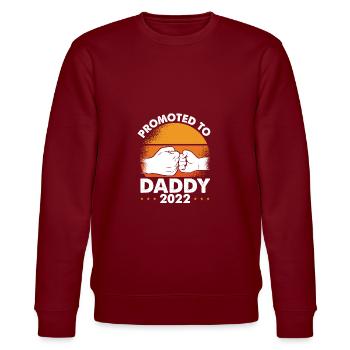Befördert Zu Papa 2022 Sonne - Stanley/Stella Unisex Bio-Sweatshirt CHANGER  - Burgunderrot - Vorne - Nik (191cm) & Marisol (170cm)