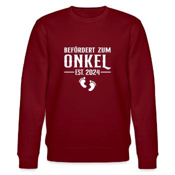 Onkel 2024 Schwangerschaft ankündigen - Stanley/Stella Unisex Bio-Sweatshirt CHANGER  - Burgunderrot - Vorne - Nik (191cm) & Marisol (170cm)