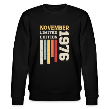 November 1976 Geburtstagsgeschenk - November 1976 - Stanley/Stella Unisex Bio-Sweatshirt CHANGER  - Schwarz - Vorne - Nik (191cm) & Marisol (170cm)