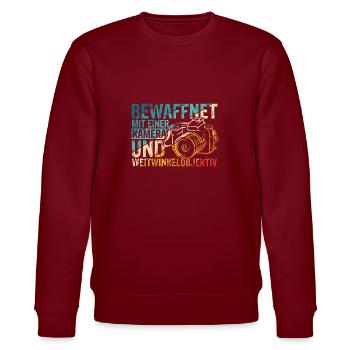 Bewaffnet mit einer KAMERA und WEITWINKELOBJEKTIV - Stanley/Stella Unisex Bio-Sweatshirt CHANGER  - Burgunderrot - Vorne - Nik (191cm) & Marisol (170cm)