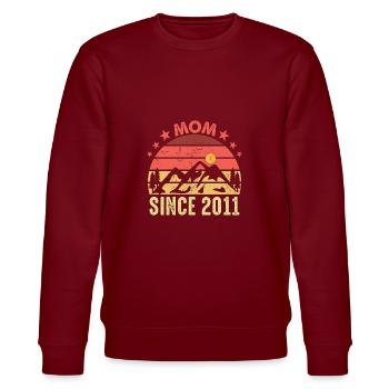 Mama seit 2011 Frauen Retro Vintage Cool Mütter - Stanley/Stella Unisex Bio-Sweatshirt CHANGER  - Burgunderrot - Vorne - Nik (191cm) & Marisol (170cm)