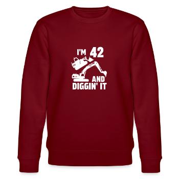 Ich bin 42 und Diggin' It - Stanley/Stella Unisex Bio-Sweatshirt CHANGER  - Burgunderrot - Vorne - Nik (191cm) & Marisol (170cm)