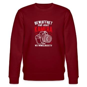 Bewaffnet mit einer KAMERA und WEITWINKELOBJEKTIV - Stanley/Stella Unisex Bio-Sweatshirt CHANGER  - Burgunderrot - Vorne - Nik (191cm) & Marisol (170cm)