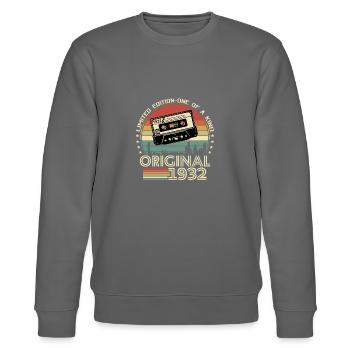 Vintage Geburtstagsgeschenk 1932 91/92 Jahre - Stanley/Stella Unisex Bio-Sweatshirt CHANGER  - Burgunderrot - Vorne - Nik (191cm) & Marisol (170cm)