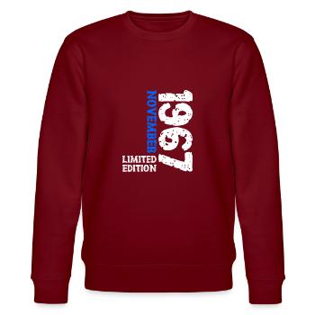 1967 November Limited Edition 56. Geburtstag Deko - Stanley/Stella Unisex Bio-Sweatshirt CHANGER  - Burgunderrot - Vorne - Nik (191cm) & Marisol (170cm)