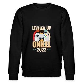 Leveled up zum Onkel 2022 Schwangerschaft - Stanley/Stella Unisex Bio-Sweatshirt CHANGER  - Schwarz - Vorne - Nik (191cm) & Marisol (170cm)