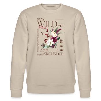 Stay Wild und doch geerdet Dunkler Blumendruck - Stanley/Stella Unisex Bio-Sweatshirt CHANGER  - Beige - Vorne - Nik (191cm) & Marisol (170cm)