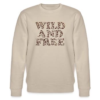 WILD AND FREE - Stanley/Stella Unisex Bio-Sweatshirt CHANGER  - Beige - Vorne - Nik (191cm) & Marisol (170cm)