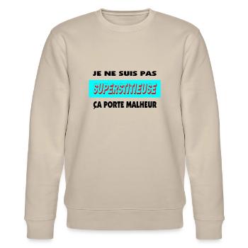 Ich bin nicht abergläubisch - Stanley/Stella Unisex Bio-Sweatshirt CHANGER  - Beige - Vorne - Nik (191cm) & Marisol (170cm)