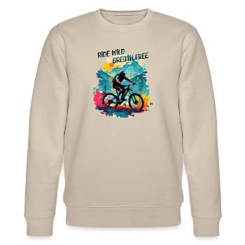 mountainbike mbt Fahrrad Ride wild breath free - Stanley/Stella Unisex Bio-Sweatshirt CHANGER  - Beige - Vorne - Nik (191cm) & Marisol (170cm)