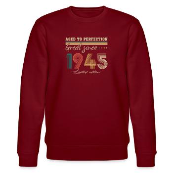 Ausgezeichnet seit 1945 Vintage Geburtstagsgeschenk - Stanley/Stella Unisex Bio-Sweatshirt CHANGER  - Burgunderrot - Vorne - Nik (191cm) & Marisol (170cm)