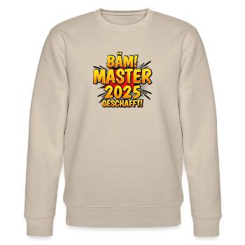 Master Geschafft 2025 - Stanley/Stella Unisex Bio-Sweatshirt CHANGER  - Beige - Vorne - Nik (191cm) & Marisol (170cm)